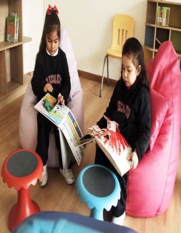 niñas leyendo